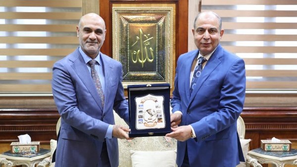 مسيرة حافلة بالعطاء.. محافظ المنيا يكرّم رائد طب وجراحة العيون محمود جنيدي