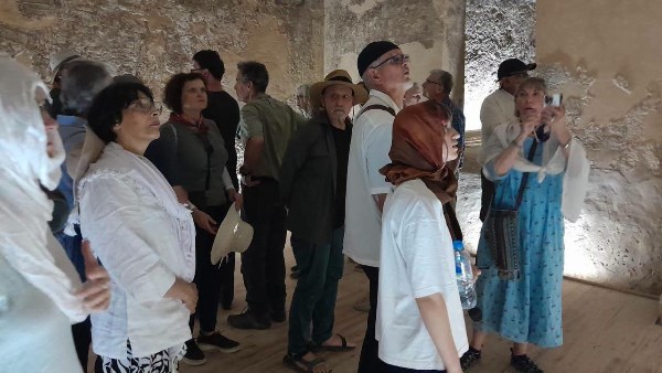 بالتزامن مع يوم السياحة العالمي.. وفد إنجليزي يزور منطقة تل العمارنة بالمنيا