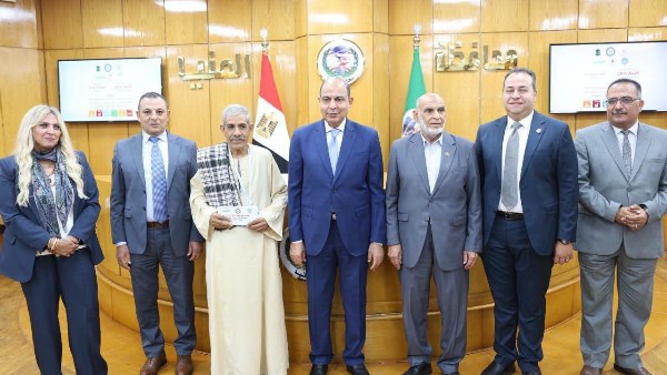 محافظ المنيا يسلم مفاتيح 20 منزلا مطورا ضمن سكن كريم ويدعم 14 مشروعا صغيرا بديرمواس
