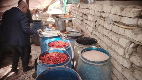 ضبط مصنع مخللات بدون ترخيص والتحفظ على 24 طنًا بمغاغة بالمنيا