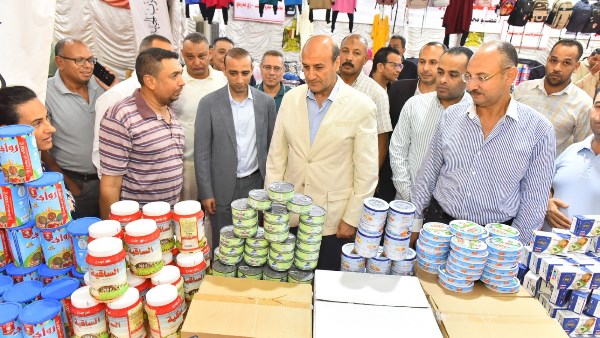 محافظ أسيوط يفتتح معرضًا للمستلزمات المدرسية والسلع الغذائية بأسعار مخفضة