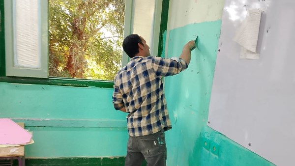 استعدادا للعام الدراسي.. تعليم أسيوط تواصل حملات الصيانة والتشجير بالمدارس