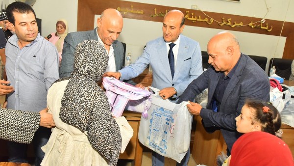 محافظ أسيوط يشهد توزيع 220 حقيبة مدرسية على الأسر الأولى بالرعاية