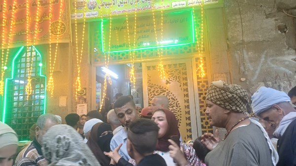 توافد مئات المواطنين لإحياء الليلة الختامية لمولد جلال الدين السيوطي