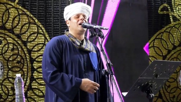 محمود التهامي يحيي الليلة الختامية لمولد السيوطي وسط آلاف المريدين والمحبين