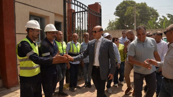 محافظ أسيوط يتفقد مشروعات الصرف الصحي بأولاد إبراهيم والمطيعة ويوجه بسرعة استكمال الوصلات المنزلية