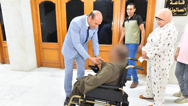 محافظ أسيوط يستجيب لمواطن من ذوي الهمم ويسلمه كرسيًا متحركًا كهربائيًا