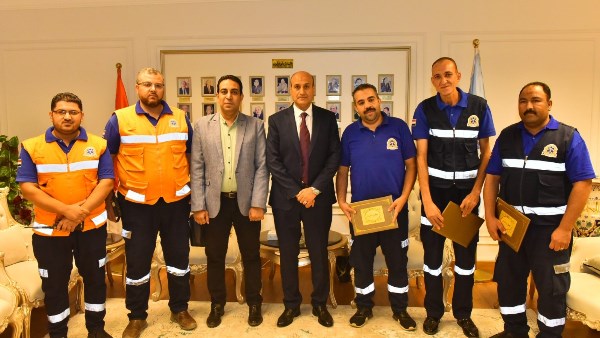 تقديرا لأمانتهم.. محافظ أسيوط يكرم 3 من العاملين بهيئة الإسعاف.. ما القصة؟