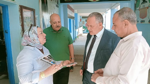 مدير تعليم أسيوط يشهد طابور الصباح بمدرسة ناصر  ويتابع 3 مدارس بمنقباد ويكرم مديرة مدرسة