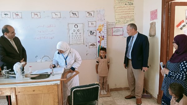 وكيل وزارة التعليم بأسيوط يتفقد فعاليات الفحص الطبى الشامل للطلاب الجدد بمدارس أبنوب