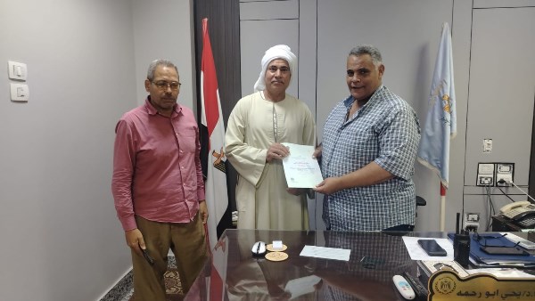 محافظ أسيوط: تسليم عقود لتقنين أوضاع أراضي أملاك الدولة للمواطنين المستحقين بأبنوب