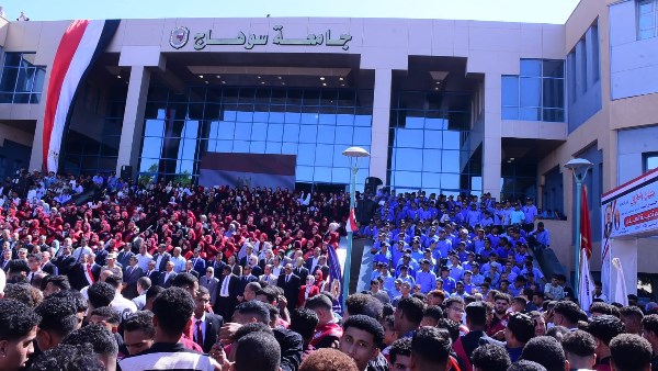 طلاب جامعة سوهاج يشاهدون فيلمًا وثائقيًا عن رحلة مصر من أزمات 2011 إلى البناء والتنمية خلال 14 عامًا .. صور