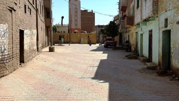 متابعة أعمال تركيب 14 ألف متر مسطح بلاط إنترلوك بطما في سوهاج