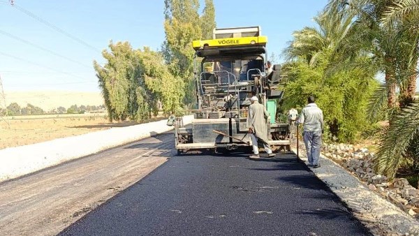 حياة كريمة.. بدء رصف طريق الأغانة – الأبراج بطول 5 كيلومترات بطما