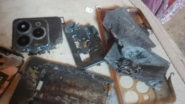النار حرقت ملابسه.. اشتعال مفاجئ لهاتف محمول في يد مواطن بسوهاج