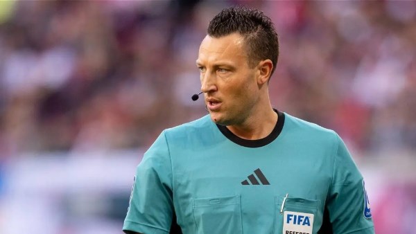 رسميًا.. سفين جابلونسكي حكمًا لمواجهة برشلونة وفينورد في دوري أبطال أوروبا