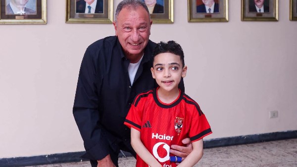 موقف إنساني.. الخطيب يستقبل أحمد هيثم المصاب بمرض الضمور في النادي الأهلي