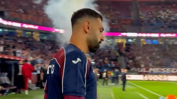 محمد صلاح يبدأ عمليات الإحماء قبل مواجهة جالطة سراي