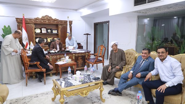 محافظ قنا يستعرض مع النواب مقترحات خاصة بقطاعات الخدمات والبنية التحتية