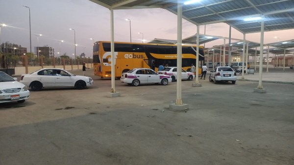محافظ قنا يشدد على استمرار الرقابة الميدانية بمجمع المواقف الجديد