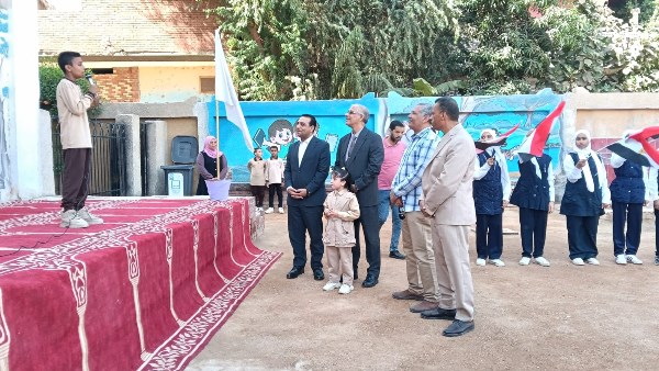 بعد موقفه الإنسانى.. نائب محافظ قنا يكرم مدرس وتلميذ ذوى الهمم بمدرسة اللطاسنة الابتدائية