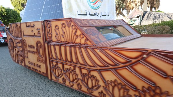 بسيارة فرعونية.. جامعة قنا تشارك في كرنفال أسبوع شباب الجامعات بالمنيا