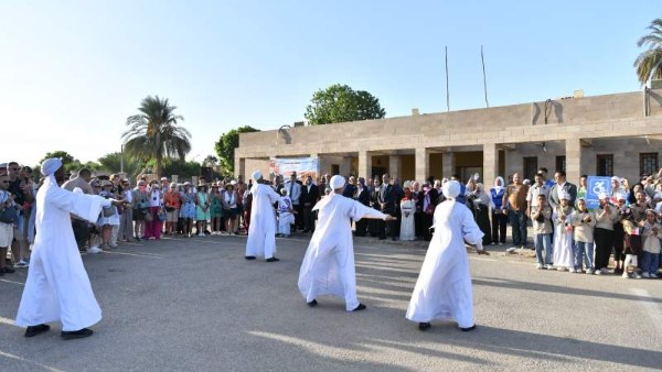 بمشاركة السائحين..محافظة قنا تحتفل باليوم العالمي للسياحة من معبد دندرة