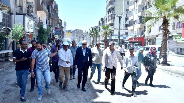 تمهيدًا لرصفه.. محافظ الأقصر يتفقد شارع عبدالمنعم العديسي لمتابعة أعمال المرافق