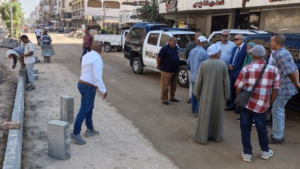 محافظ الأقصر يتفقد أعمال الرصف وتركيب البلدورات بشارع خالد بن الوليد بالعوامية