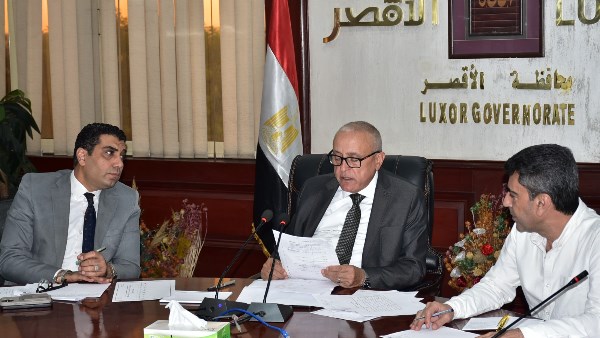 محافظ الأقصر يبحث مستجدات منظومة التقنين ويوجه بسرعة استكمال الإجراءات
