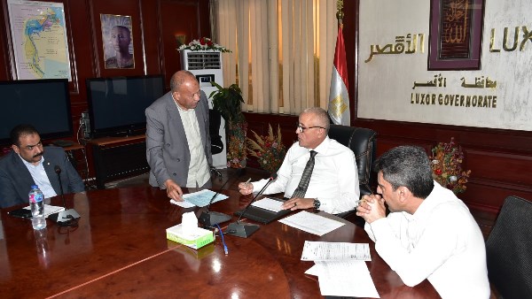 محافظ الأقصر يبحث موقف الأراضي المطلوبة لتوسعات المدارس وإنشاء فصول جديدة