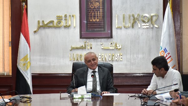 محافظ الأقصر يتابع مستجدات المشروعات التنموية ويوجه بسرعة التشغيل