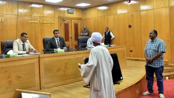 نائب محافظ الأقصر يبحث 40 طلبا وشكوى بلقاء اليوم المفتوح