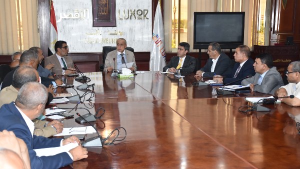 محافظ الأقصر يعقد اجتماعًا لتنمية وتعظيم الموارد الذاتية