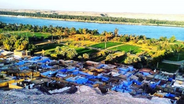 جولة ميدانية مفاجئة.. المهندس عمرو لاشين يتفقد قرية غرب أسوان.. ويوجه بتمهيد الطريق الرئيسى ورفع كفاءة الإنارة