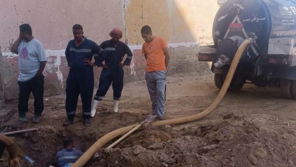 محافظ أسوان يوجه بسرعة إصلاح كسر خط مياه حى السلام وتلبية إحتياجات المواطنين