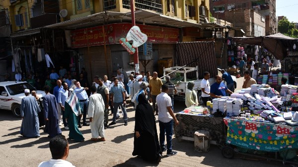 محافظ أسوان يقود حملة لرفع إشغالات شارع بورسعيد في كوم أمبو