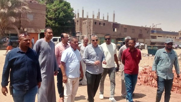 نائب محافظ أسوان يتابع جهود النظافة بحي شرق المدينة