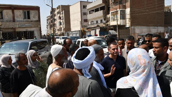 محافظ أسوان يلتقى أصحاب وسائقى عربات الحنطور بإدفو