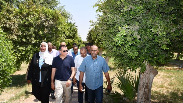 محافظ أسوان يتفقد الحديقة العامة بإدفو