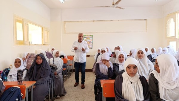 انطلاق الدراسة بـ274 معهدًا أزهريًا بأسوان.. ومدير عام المنطقة يتفقد الفصول