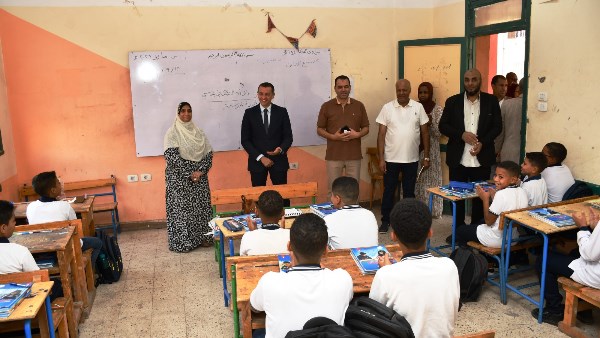 توفير بيئة مناسبة لأبنائنا.. تعليمات محافظ أسوان أثناء تفقد المدارس في أول أيام العام الدراسي