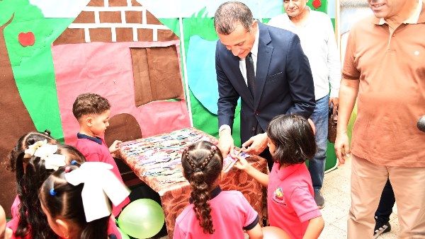هدايا رمزية .. محافظ أسوان يرسم البهجة والفرح في أول أيام الدراسة