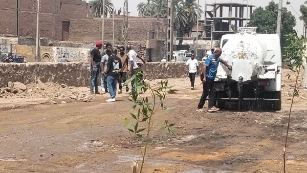 محافظ أسوان يشيد بمبادرة أهالي أبو الريش لتشجير ونظافة وإنارة القرية