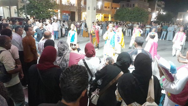 ميدان المحطة بأسوان يتألق بفعاليات مبادرة ” شارع الفن ” .. عروض لأبناء ” قادرون بإختلاف “