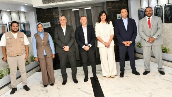 محافظ أسوان يستقبل السفيرة نبيلة مكرم لبحث أوجه التعاون المشترك