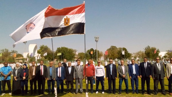 جامعة أسوان تستقبل الطلاب بتحية العلم والأنشطة الرياضية