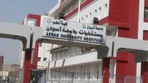 مشهد إنسانى .. ممرض ينقذ طفل بالإنعاش القلبي بأسوان