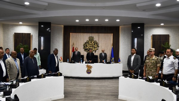 محافظ أسوان يدعو أعضاء المجلس التنفيذى للوقوف دقيقة حداد على روح معلمة بإدفو
