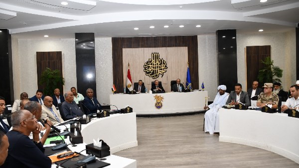 محافظ أسوان يشدد على الإسراع بملفات التصالح والمتغيرات المكانية